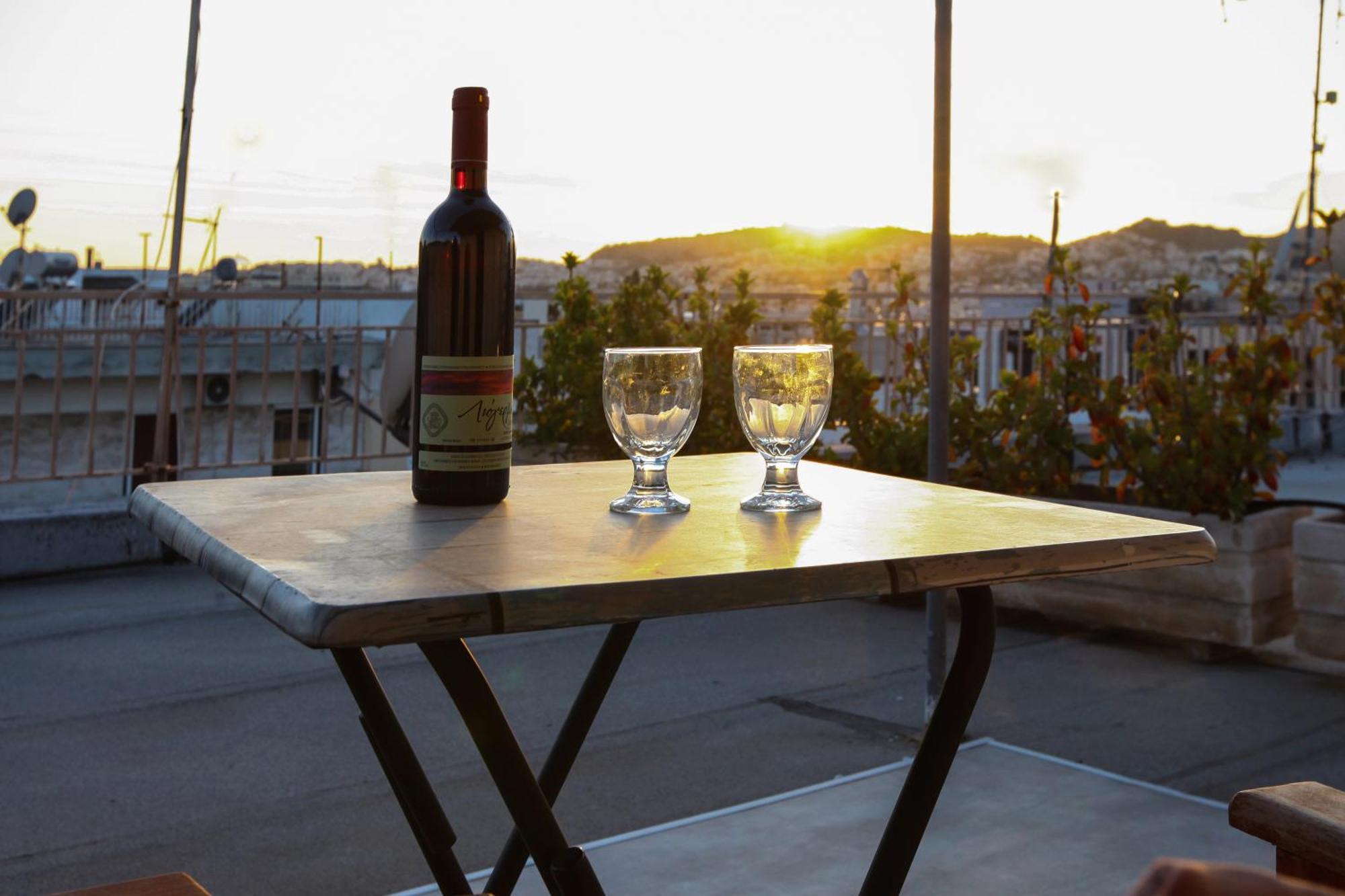 Loft Condo Next To Metro Station. Amazing View! Атина Екстериор снимка